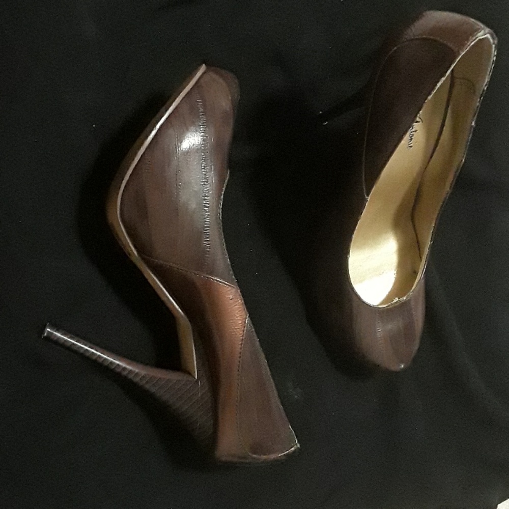 Heels - Picture 2 of 3